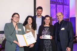 Engagementpreis „Münchens ausgezeichnete Unternehmen 2025“ für das Projekt Racks for Roots, Bild: Michael Nagy/Presseamt München v.l.: Annamarie Dangl (TheResponse gGmbH), Eva Huter (EMC Home of Data GmbH), Simon Tangerding (Schutzgemeinschaft Deutscher Wald Landesverband Bayern e.V.), Verena Dietl (Bürgermeisterin), Bernhard Huter (EMC Home of Data GmbH)