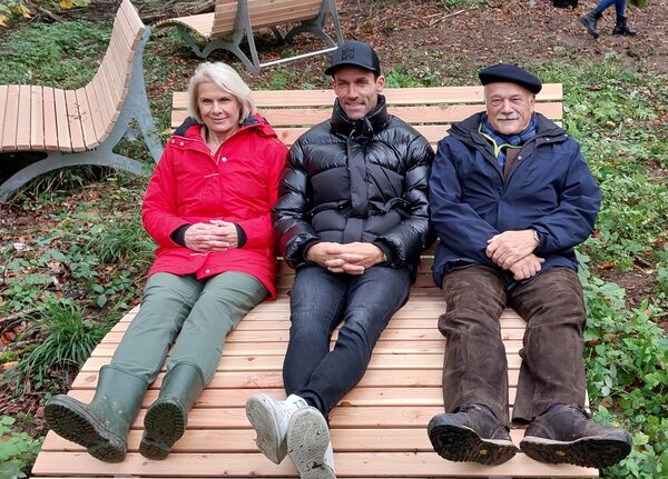 Genießen die Ruhe in der „Grünen Oase“: von links: Dr. Gisela Immich, Sven Hannawald, Manfred Schölch (Vorstand SDW Bayern)